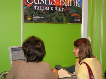 Рабочий момент.       Ольга Савельева демонстрирует возможности CustIS Bank.