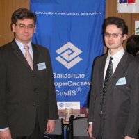 На стенде компании       Алексей КУЛАПИН, Директор МУП «Единый расчетно-кассовый центр г. Саратова»       (слева) и Андрей БОРЕЙКО, заместитель директора по развитию бизнеса Заказных ИнформСистем (справа)